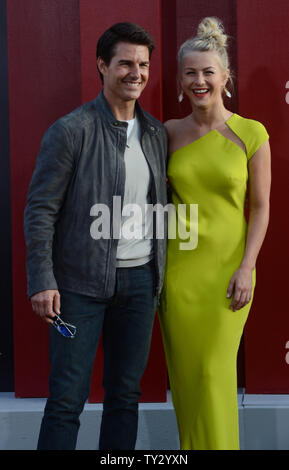 Acteur Tom Cruise qui dépeint Stacee Jaxx dans le film comédie romantique "Rock of Ages", acteur Julianne Hough et assister à la première du film au Grauman's Chinese Theatre dans la section Hollywood de Los Angeles le 8 juin 2012. UPI/Jim Ruymen Banque D'Images