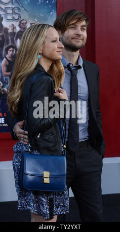 L'acteur Tobey Maguire et sa femme Jennifer Meyer assister à la première de the motion picture comédie romantique "Rock of Ages", au Grauman's Chinese Theatre dans la section Hollywood de Los Angeles le 8 juin 2012. UPI/Jim Ruymen Banque D'Images