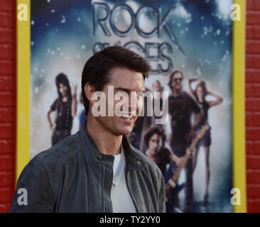 Acteur Tom Cruise qui dépeint Stacee Jaxx dans le film comédie romantique "Rock of Ages", arrive pour la première du film au Grauman's Chinese Theatre dans la section Hollywood de Los Angeles le 8 juin 2012. UPI/Jim Ruymen Banque D'Images