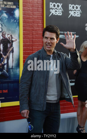 Acteur Tom Cruise qui dépeint Stacee Jaxx dans le film comédie romantique "Rock of Ages", arrive pour la première du film au Grauman's Chinese Theatre dans la section Hollywood de Los Angeles le 8 juin 2012. UPI/Jim Ruymen Banque D'Images