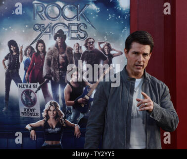 Acteur Tom Cruise qui dépeint Stacee Jaxx dans le film comédie romantique "Rock of Ages", arrive pour la première du film au Grauman's Chinese Theatre dans la section Hollywood de Los Angeles le 8 juin 2012. UPI/Jim Ruymen Banque D'Images