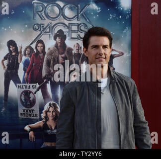 Acteur Tom Cruise qui dépeint Stacee Jaxx dans le film comédie romantique "Rock of Ages", arrive pour la première du film au Grauman's Chinese Theatre dans la section Hollywood de Los Angeles le 8 juin 2012. UPI/Jim Ruymen Banque D'Images