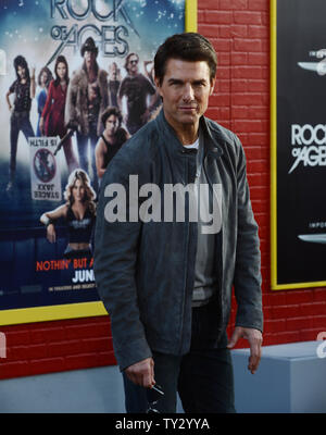 Acteur Tom Cruise qui dépeint Stacee Jaxx dans le film comédie romantique "Rock of Ages", arrive pour la première du film au Grauman's Chinese Theatre dans la section Hollywood de Los Angeles le 8 juin 2012. UPI/Jim Ruymen Banque D'Images