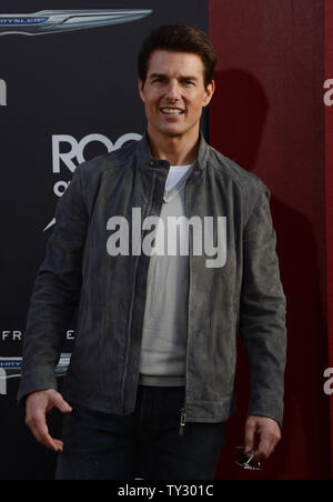 Acteur Tom Cruise qui dépeint Stacee Jaxx dans le film comédie romantique "Rock of Ages", arrive pour la première du film au Grauman's Chinese Theatre dans la section Hollywood de Los Angeles le 8 juin 2012. UPI/Jim Ruymen Banque D'Images