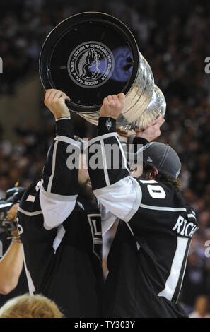 Los Angeles Kings Justin Williams de l'aile droite, gauche , et Mike Richards (10) célèbrent avec la coupe à la fin de la partie 6 de la finale de la Coupe Stanley contre les Devils du New Jersey au Staples Center de Los Angeles le 11 juin 2012. Les rois a gagné 6-1. UPI/Lori Shepler.. Banque D'Images