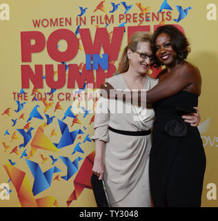 Actrice Viola Davis (R) et Meryl Streep arrivent pour le Women in Film Crystal  + Lucy Awards à Los Angeles, Californie le 12 juin 2012. Streep a présenté le Crystal Award for Excellence in Film de Davis au cours de l'événement de collecte de fonds. UPI/Jim Ruymen Banque D'Images