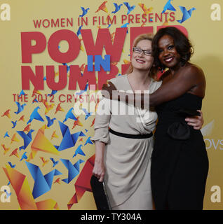 Actrice Viola Davis (R) et Meryl Streep arrivent pour le Women in Film Crystal  + Lucy Awards à Los Angeles, Californie le 12 juin 2012. Streep a présenté le Crystal Award for Excellence in Film de Davis au cours de l'événement de collecte de fonds. UPI/Jim Ruymen Banque D'Images