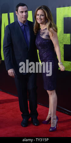 L'acteur John Travolta, un acteur dans le film thriller "sauvages", assiste à la première du film avec son épouse, l'actrice Kelly Preston au Mann Village Theatre de Los Angeles le 25 juin 2012. UPI/Jim Ruymen Banque D'Images