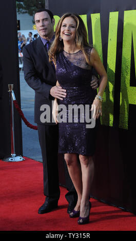 L'acteur John Travolta, un acteur dans le film thriller "sauvages", assiste à la première du film avec son épouse, l'actrice Kelly Preston au Mann Village Theatre de Los Angeles le 25 juin 2012. UPI/Jim Ruymen Banque D'Images