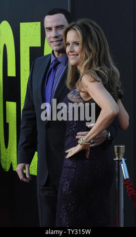 L'acteur John Travolta, un acteur dans le film thriller "sauvages", assiste à la première du film avec son épouse, l'actrice Kelly Preston au Mann Village Theatre de Los Angeles le 25 juin 2012. UPI/Jim Ruymen Banque D'Images