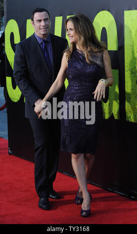 L'acteur John Travolta, un acteur dans le film thriller "sauvages", assiste à la première du film avec son épouse, l'actrice Kelly Preston au Mann Village Theatre de Los Angeles le 25 juin 2012. UPI/Jim Ruymen Banque D'Images