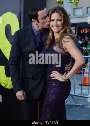 L'acteur John Travolta, un acteur dans le film thriller "sauvages", assiste à la première du film avec son épouse, l'actrice Kelly Preston au Mann Village Theatre de Los Angeles le 25 juin 2012. UPI/Jim Ruymen Banque D'Images