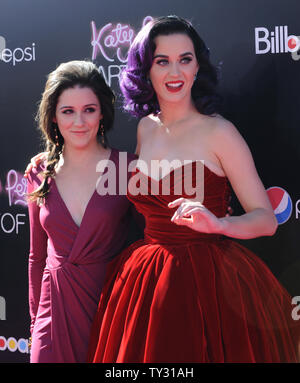 Singer Katy Perry (R) et l'actrice Shannon Woodward assister à la première de sa comédie musicale "Katy Perry : Part of Me', au Grauman's Chinese Theatre dans la section Hollywood de Los Angeles le 26 juin 2012. UPI/Jim Ruymen Banque D'Images