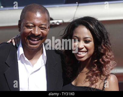 Acteur Robert Townsend (L) et client arrive pour le 12 BET Awards au Shrine Auditorium à Los Angeles le 1 juillet 2012. UPI/Jonathan Alcorn Banque D'Images