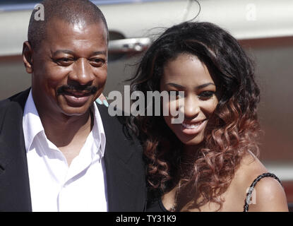 Acteur Robert Townsend (L) et client arrive pour le 12 BET Awards au Shrine Auditorium à Los Angeles le 1 juillet 2012. UPI/Jonathan Alcorn Banque D'Images