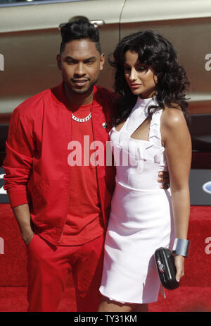 Singer Miguel et client arrive pour le 12 BET Awards au Shrine Auditorium à Los Angeles le 1 juillet 2012. UPI/Jonathan Alcorn Banque D'Images