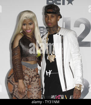 Le rappeur Tyga (R) et la chanteuse Nicki Minaj (L), gagnant du meilleur artiste Hip Hop féminin, apparaissent au cours de la backstage 12 BET Awards au Shrine Auditorium à Los Angeles le 1 juillet 2012. UPI/Jonathan Alcorn Banque D'Images