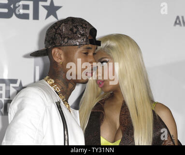 Chanteur et rappeur Tyga Nicki Minaj, gagnant du meilleur artiste Hip Hop féminin, apparaissent au cours de la backstage 12 BET Awards au Shrine Auditorium à Los Angeles le 1 juillet 2012. UPI/Jonathan Alcorn Banque D'Images