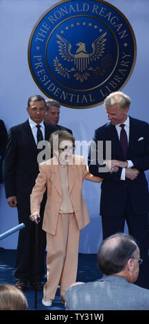 L'ancienne Première dame Nancy Reagan et le président et chef de la direction de la Walt Disney Company Robert A. Iger, gauche, arrière, arrivent pour la cérémonie d'ouverture des D23 présente les trésors de Walt Disney Archives, à la Bibliothèque présidentielle Ronald Reagan et le Musée à Simi Valley, Californie le 5 juillet 2012. UPI/Jim Ruymen Banque D'Images