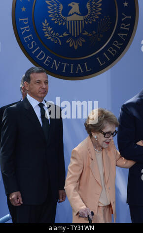 L'ancienne Première dame Nancy Reagan et le président et chef de la direction de la Walt Disney Company Robert A. Iger, gauche, arrière, arrivent pour la cérémonie d'ouverture des D23 présente les trésors de Walt Disney Archives, à la Bibliothèque présidentielle Ronald Reagan et le Musée à Simi Valley, Californie le 5 juillet 2012. UPI/Jim Ruymen Banque D'Images