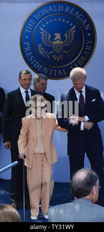 L'ancienne Première dame Nancy Reagan et le président et chef de la direction de la Walt Disney Company Robert A. Iger, gauche, arrière, arrivent pour la cérémonie d'ouverture des D23 présente les trésors de Walt Disney Archives, à la Bibliothèque présidentielle Ronald Reagan et le Musée à Simi Valley, Californie le 5 juillet 2012. UPI/Jim Ruymen Banque D'Images