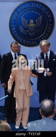 L'ancienne Première dame Nancy Reagan et le président et chef de la direction de la Walt Disney Company Robert A. Iger, gauche, arrière, arrivent pour la cérémonie d'ouverture des D23 présente les trésors de Walt Disney Archives, à la Bibliothèque présidentielle Ronald Reagan et le Musée à Simi Valley, Californie le 5 juillet 2012. UPI/Jim Ruymen Banque D'Images