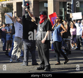 Les gens protester sur Broadway St à Anaheim, Californie le 24 juillet 2012. Les tensions sont restées élevées aujourd'hui entre la police et les hispaniques d'Anaheim pour la plupart des résidents au cours d'une série d'accidents mortels de l'agent impliqué fusillades qui invite le maire d'appeler à un organisme fédéral d'enquête. UPI/Lori Shepler Banque D'Images