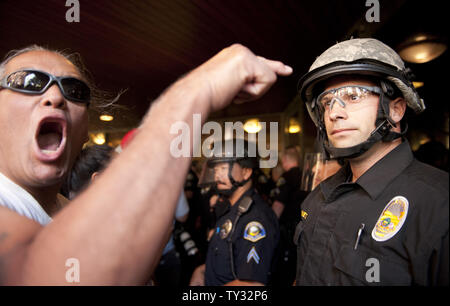 Les gens protestent devant la réunion du conseil municipal à Anaheim, Californie le 24 juillet 2012. Les tensions sont restées élevées aujourd'hui entre la police et les hispaniques d'Anaheim pour la plupart des résidents au cours d'une série d'accidents mortels de l'agent impliqué fusillades qui invite le maire d'appeler à un organisme fédéral d'enquête. UPI/Lori Shepler Banque D'Images