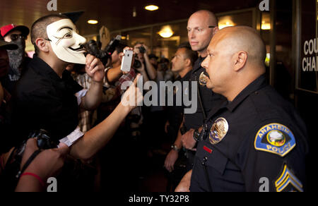 Les gens protestent devant la réunion du conseil municipal à Anaheim, Californie le 24 juillet 2012. Les tensions sont restées élevées aujourd'hui entre la police et les hispaniques d'Anaheim pour la plupart des résidents au cours d'une série d'accidents mortels de l'agent impliqué fusillades qui invite le maire d'appeler à un organisme fédéral d'enquête. UPI/Lori Shepler Banque D'Images