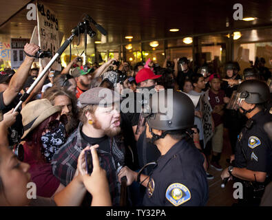 Les gens protestent devant la réunion du conseil municipal à Anaheim, Californie le 24 juillet 2012. Les tensions sont restées élevées aujourd'hui entre la police et les hispaniques d'Anaheim pour la plupart des résidents au cours d'une série d'accidents mortels de l'agent impliqué fusillades qui invite le maire d'appeler à un organisme fédéral d'enquête. UPI/Lori Shepler Banque D'Images