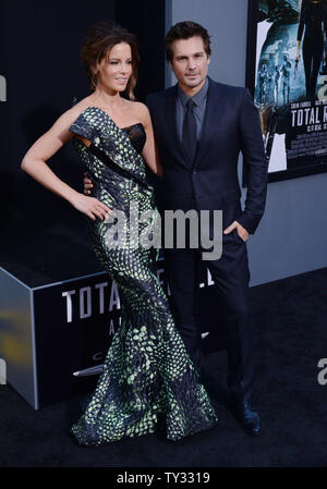 Kate Beckinsale, un acteur de la motion picture thriller de science-fiction 'Total Recall', assiste à la première du film avec son mari, directeur Len Wiseman au Grauman's Chinese Theatre de Los Angeles le 1 août 2012. UPI/Jim Ruymen Banque D'Images