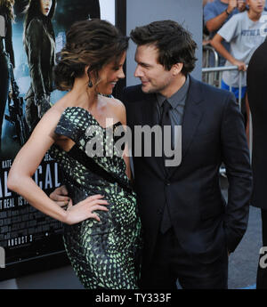 Kate Beckinsale, un acteur de la motion picture thriller de science-fiction 'Total Recall', assiste à la première du film avec son mari, directeur Len Wiseman au Grauman's Chinese Theatre de Los Angeles le 1 août 2012. UPI/Jim Ruymen Banque D'Images