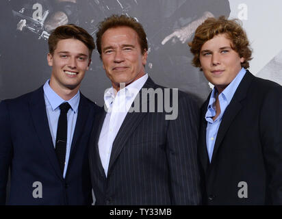 Arnold Schwarzenegger (C), un acteur dans l'action aventure motion photo 'l'usure 2', assiste à la première du film avec son fils Patrick (L) et Christopher (R), au Grauman's Chinese Theatre dans la section Hollywood de Los Angeles le 15 août 2012. UPI/Jim Ruymen Banque D'Images