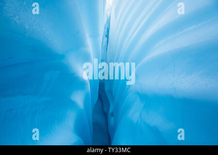 Lignes texturées menant dans une crevasse. La structure de la glace et de la ligne de fond d'une grotte de glace. Banque D'Images