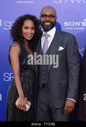 Salim Akil (R) assiste à la première de sa nouvelle motion picture drama 'Sparkle', avec sa femme Mara Brock Akil, au Grauman's Chinese Theatre dans la section Hollywood de Los Angeles le 16 août 2012. UPI/Jim Ruymen Banque D'Images