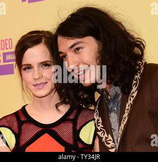 Ezra Miller acteurs (L) et Emma Watson arriver pour les MTV Video Music Awards au Staples Center de Los Angeles le 6 septembre 2012. UPI/Jim Ruymen Banque D'Images