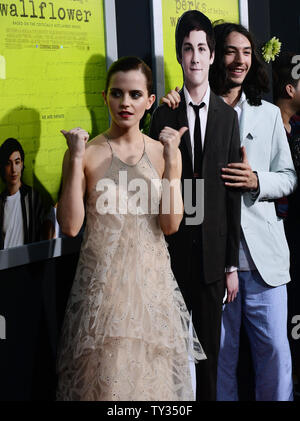 Emma Watson et Ezra Miller, acteurs dans la motion photo théâtre romantique 'Les avantages d'être une giroflée', assister à la première du film à l'Arclight Cinerama Dome à Los Angeles le 10 septembre 2012. UPI/Jim Ruymen Banque D'Images