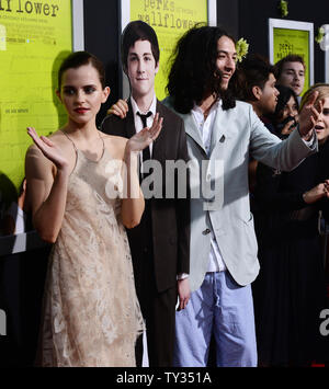 L'actrice Emma Watson (L) et l'acteur Ezra Miller posent avec une découpe en carton de l'acteur Logan Lerman lors de la première de la motion photo théâtre romantique 'Les avantages d'être une giroflée', à l'Arclight Cinerama Dome à Los Angeles le 10 septembre 2012. UPI/Jim Ruymen Banque D'Images