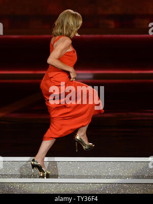 L'actrice Jessica Lange marche sur scène pour une actrice dans une minisérie ou un film Emmy pour 'American Horror Story' à la 64e conférence annuelle Primetime Emmy Awards au Nokia Theatre de Los Angeles le 23 septembre 2012. UPI/Jim Ruymen Banque D'Images