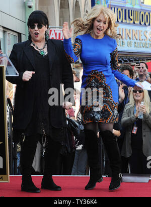 Les membres de la bande coeur Ann Wilson (L) et Nancy Wilson, le chant des soeurs dans le hard-rock duo, réagir aux commentaires lors d'une cérémonie de dévoilement les honorer avec le 2,481e étoile sur le Hollywood Walk of Fame à Los Angeles le 25 septembre 2012. UPI/Jim Ruymen Banque D'Images