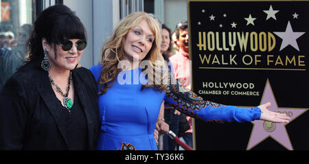 Les membres de la bande coeur Ann Wilson (L) et Nancy Wilson, le chant des soeurs dans le hard-rock duo, posent au cours d'une cérémonie de dévoilement les honorer avec le 2,481e étoile sur le Hollywood Walk of Fame à Los Angeles le 25 septembre 2012. UPI/Jim Ruymen Banque D'Images