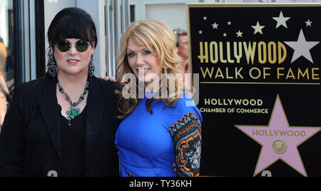 Les membres de la bande coeur Ann Wilson (L) et Nancy Wilson, le chant des soeurs dans le hard-rock duo, posent au cours d'une cérémonie de dévoilement les honorer avec le 2,481e étoile sur le Hollywood Walk of Fame à Los Angeles le 25 septembre 2012. UPI/Jim Ruymen Banque D'Images