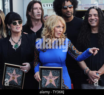 Les membres de la bande coeur Ann Wilson (L) et Nancy Wilson, le chant des soeurs dans le hard-rock duo, maintenir les plaques de répliques qu'elles posent avec Alice in Chains Sean Kinney, membres Mike Inez et William DuVall (L-R), au cours d'une cérémonie de dévoilement les honorer avec le 2,481e étoile sur le Hollywood Walk of Fame à Los Angeles le 25 septembre 2012. UPI/Jim Ruymen Banque D'Images