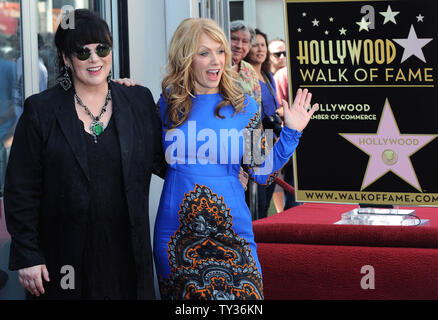 Les membres de la bande coeur Ann Wilson (L) et Nancy Wilson, le chant des soeurs dans le hard-rock duo, posent au cours d'une cérémonie de dévoilement les honorer avec le 2,481e étoile sur le Hollywood Walk of Fame à Los Angeles le 25 septembre 2012. UPI/Jim Ruymen Banque D'Images