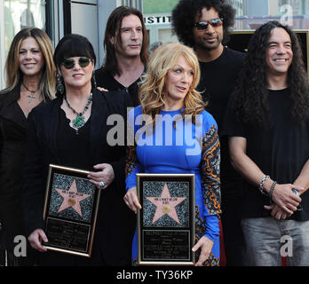 Les membres de la bande coeur Ann Wilson (L) et Nancy Wilson, le chant des soeurs dans le hard-rock duo, maintenir les plaques de répliques qu'ils posent avec l'actrice Rita Wilson et Alice in Chains Sean Kinney, membres Mike Inez et William DuVall (L-R), au cours d'une cérémonie de dévoilement les honorer avec le 2,481e étoile sur le Hollywood Walk of Fame à Los Angeles le 25 septembre 2012. UPI/Jim Ruymen Banque D'Images