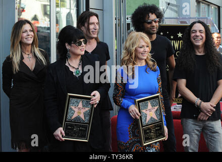 Les membres de la bande coeur Ann Wilson (L) et Nancy Wilson, le chant des soeurs dans le hard-rock duo, maintenir les plaques de répliques qu'ils posent avec l'actrice Rita Wilson et Alice in Chains Sean Kinney, membres Mike Inez et William DuVall (L-R), au cours d'une cérémonie de dévoilement les honorer avec le 2,481e étoile sur le Hollywood Walk of Fame à Los Angeles le 25 septembre 2012. UPI/Jim Ruymen Banque D'Images