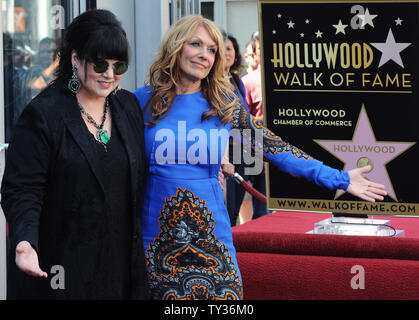 Les membres de la bande coeur Ann Wilson (L) et Nancy Wilson, le chant des soeurs dans le hard-rock duo, posent au cours d'une cérémonie de dévoilement les honorer avec le 2,481e étoile sur le Hollywood Walk of Fame à Los Angeles le 25 septembre 2012. UPI/Jim Ruymen Banque D'Images