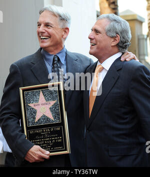 L'acteur Mark Harmon contient une réplique de la plaque qu'il pose avec Les Moonves, président-directeur général, CBS Corporation, au cours d'une cérémonie de dévoilement d'honorer avec le 2,482ème étoile sur le Hollywood Walk of Fame à Los Angeles le 1 octobre 2012. UPI/Jim Ruymen Banque D'Images