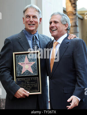 L'acteur Mark Harmon contient une réplique de la plaque qu'il pose avec Les Moonves, président-directeur général, CBS Corporation, au cours d'une cérémonie de dévoilement d'honorer avec le 2,482ème étoile sur le Hollywood Walk of Fame à Los Angeles le 1 octobre 2012. UPI/Jim Ruymen Banque D'Images