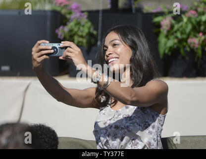 L'actrice Rosario Dawson prend une photo lors d'une adresse par le président Barack Obama à la Cesar E. Chavez National Monument à Keene, Californie le 8 octobre 2012. UPI/Phil McCarten Banque D'Images